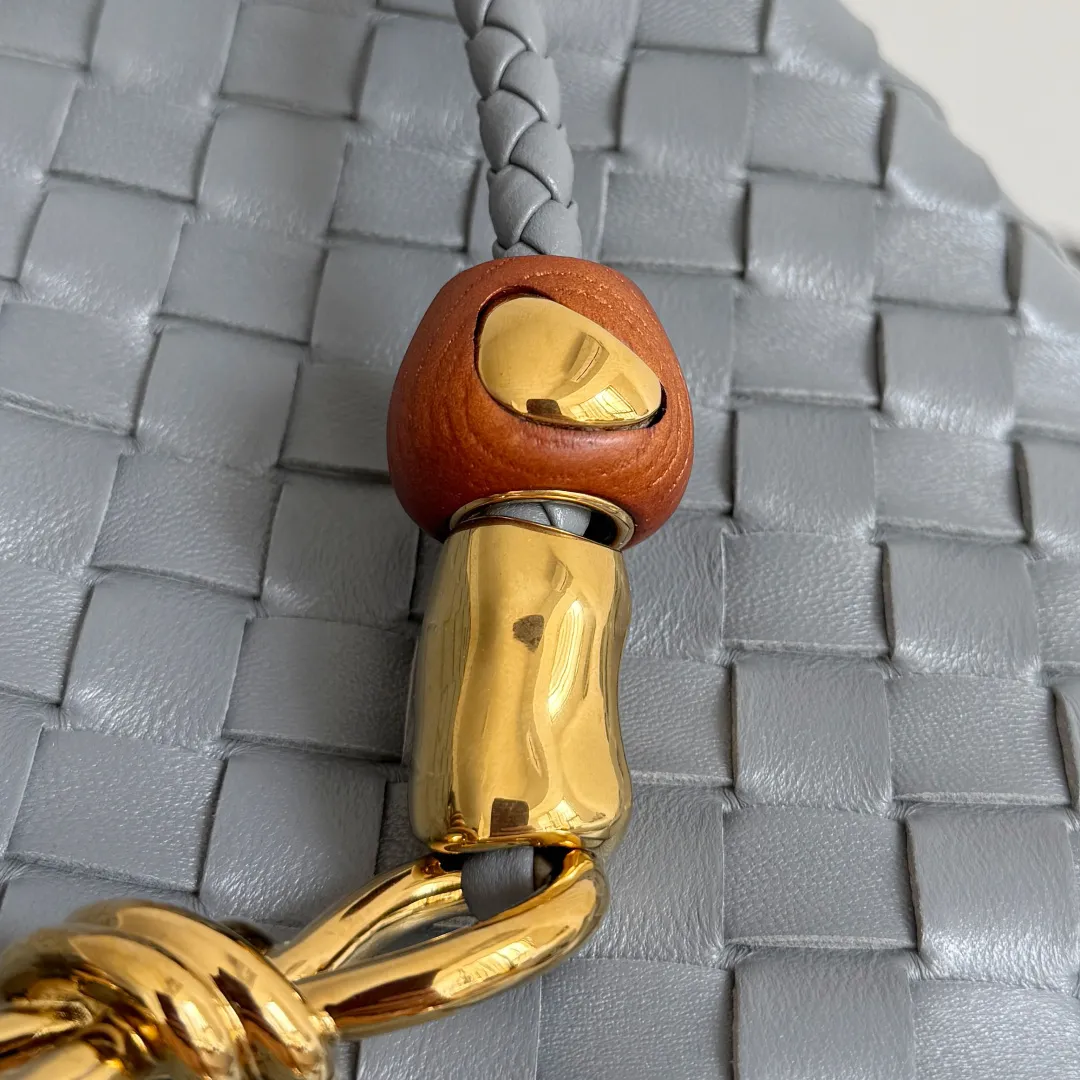 The new Andiamo batch of 3060 BV is shipped‼ ️The classic intercciato weaving process is used to create a soft bag, the metal knot is made of micro-cast aluminum using jewelry technology🪢, and the decorative beads are made of metal and hand-polished oak, allowing you to jump repeatedly between elegance and fun💃, making it unpredictable. Classic and versatile, it shows off your temperament, and the bag has a large capacity, making it very convenient for daily commuting! It has a variety of carrying methods, the shoulder straps can be adjusted by yourself, the original lambskin feels soft and delicate, and the unisex style breaks gender boundaries and brings a more practical and long-lasting use experience. The Andiamo, which has both elegant and casual styles, perfectly interprets the "fashionable old money style". Style number: 743568+wood hardware Color: slate gray Size: 25*22*10.5cm